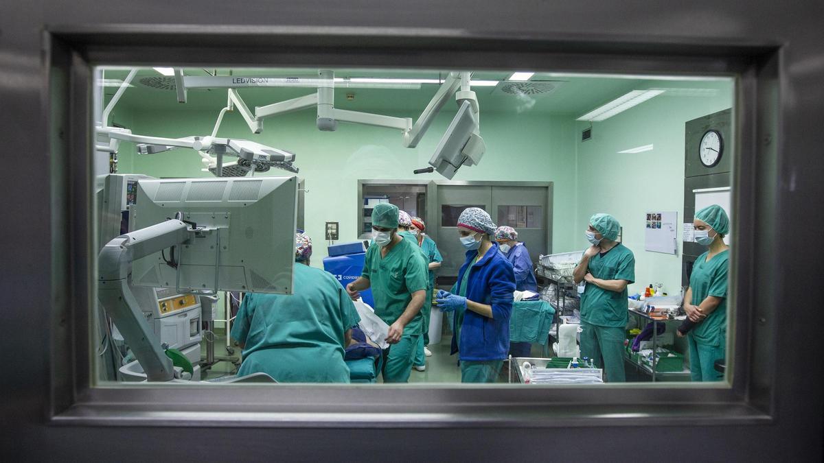Preparativos para una cirugía en el Hospital General de Alicante