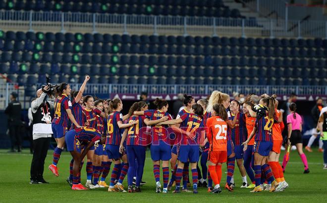 Las jugadoras del FC Barcelona celebran la victoria en la final de la Copa de la Reina 2020 disputada en el estadio de La Rosaleda.