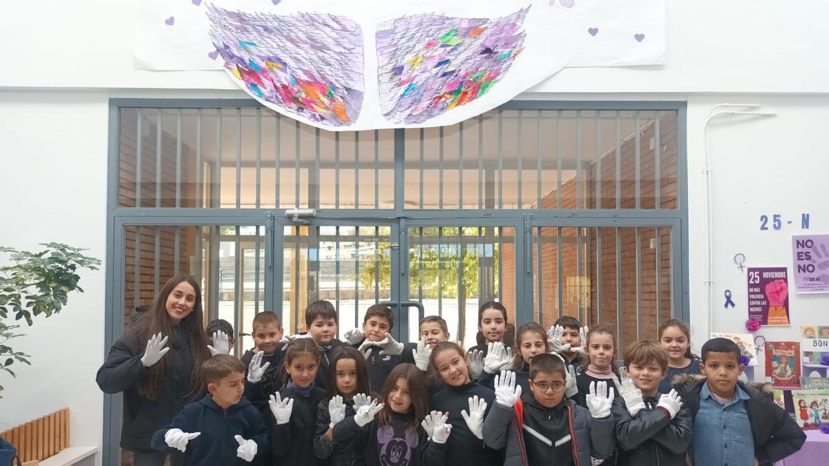 Trajes negros y guantes blancos para interpretar el leguaje de signos