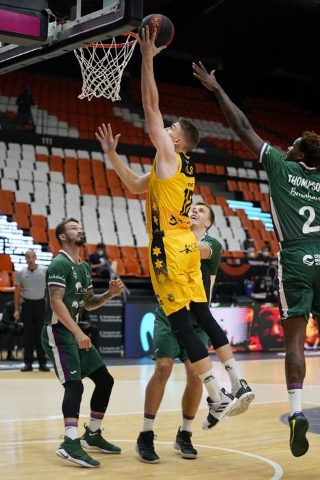 Partido entre el Iberostar y el Unicaja en la fase final de la Liga ACB.