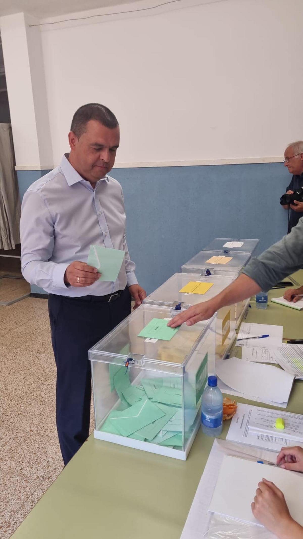 Pedro Rodríguez, votando.