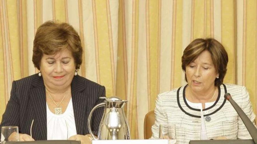 La defensora del pueblo en funciones, María Luisa Cava de Llano, con Carmen Marón en el Congreso. / l. o.