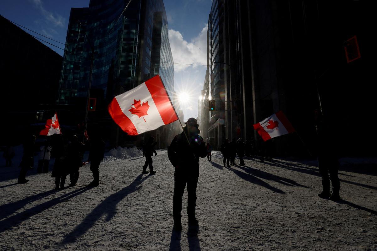Antivacunas protestan en Ottawa.
