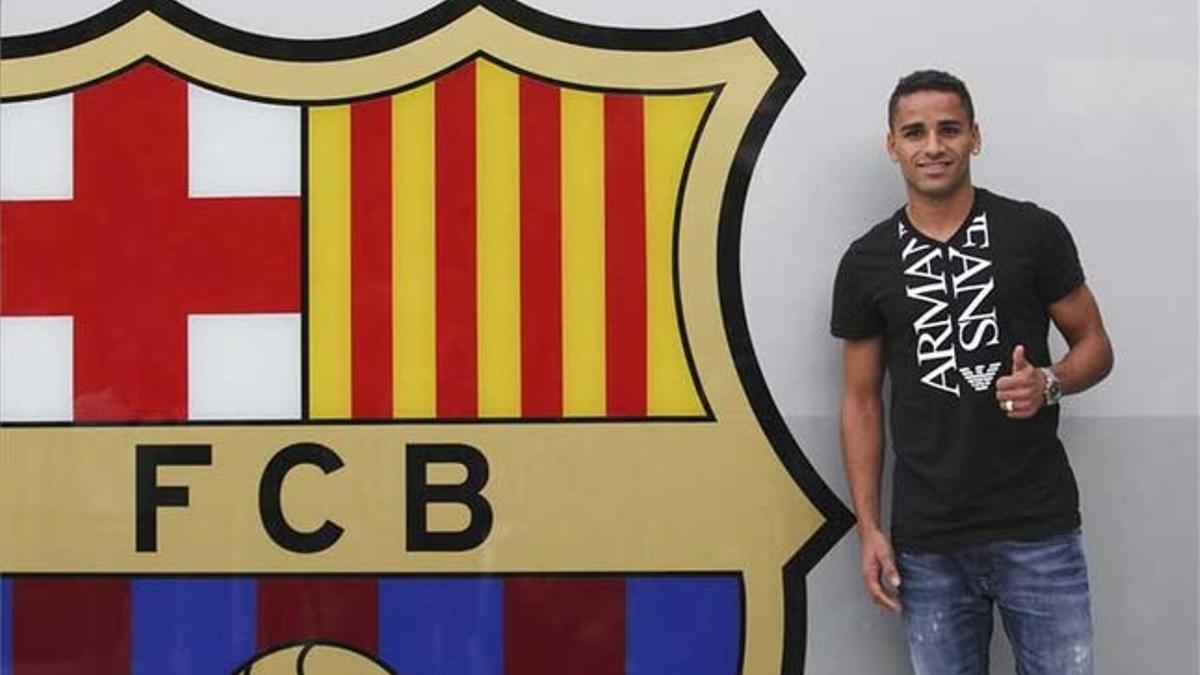 Douglas, junto al escudo de las oficinas del FC Barcelona