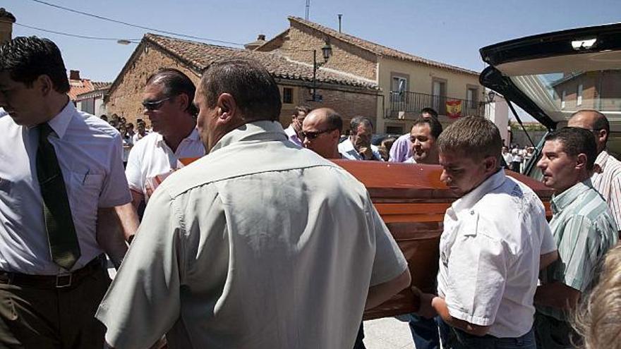 Familiares portan el féretro con los restos mortales de la salmantina fallecida.