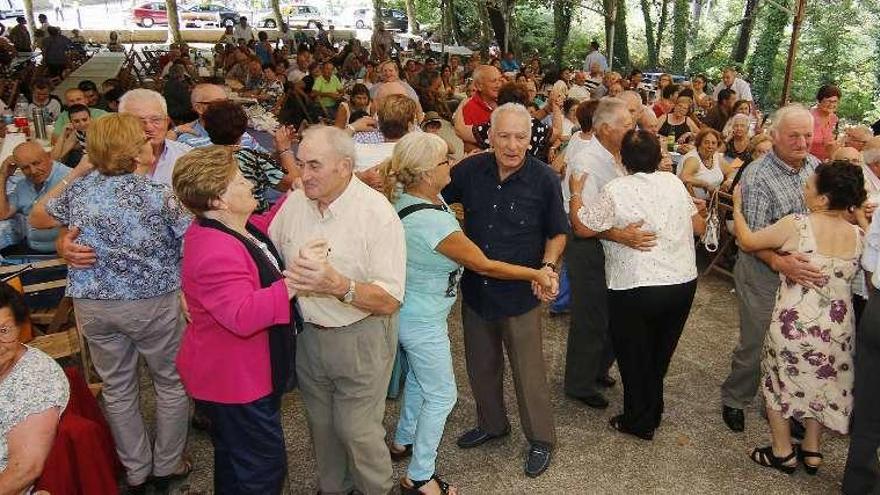 Asistentes a la Fiesta de la 3ª Edad este domingo en Mos. // D. P.