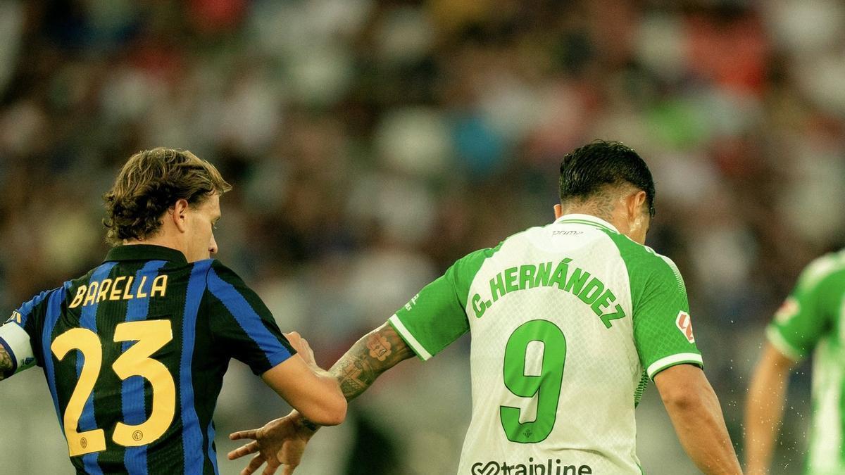 Cucho Hernández intenta llevarse un balón ante Nicolò Barella en el amistoso entre Inter y Betis en Bari