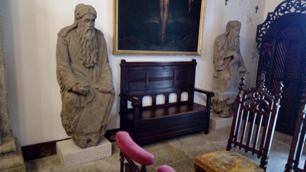 Las esculturas que se creía representaban a Abraham e Isaac, en la capilla del pazo de Meirás