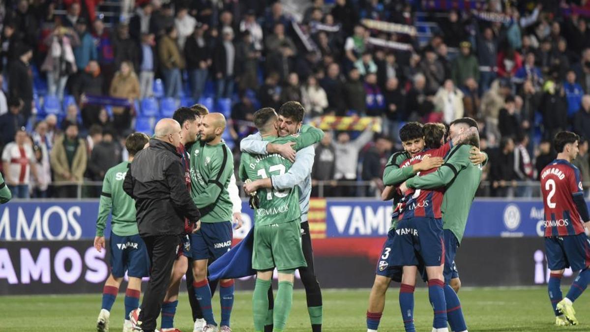 Jordi y el resto de jugadores del Huesca celebran la victoria del cuadro azulgrana en el descuento.