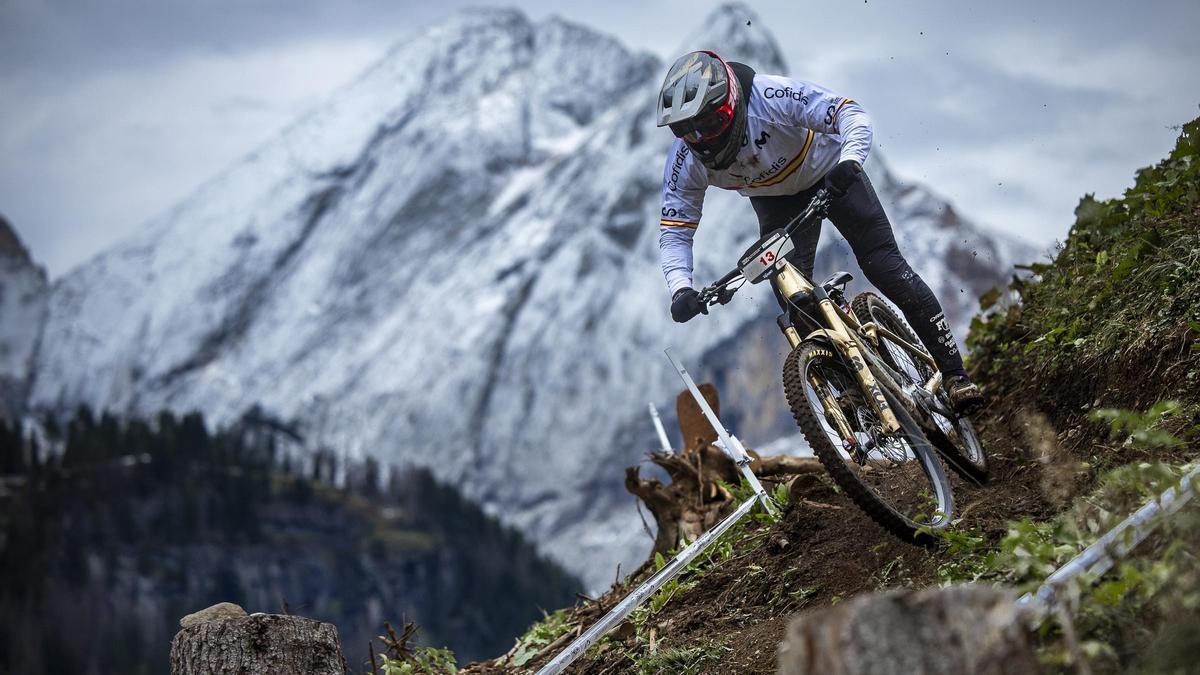 El ciclista profesional de montaña tinerfeño Édgar Carballo, durante una prueba del campeonato del mundo de enduro celebrada en las montañas de los Dolomitas, en Italia.