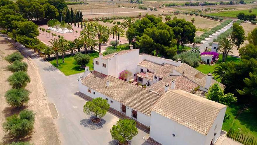 Un entorno de gran vegetación rodea la finca, ubicada en Aspe.