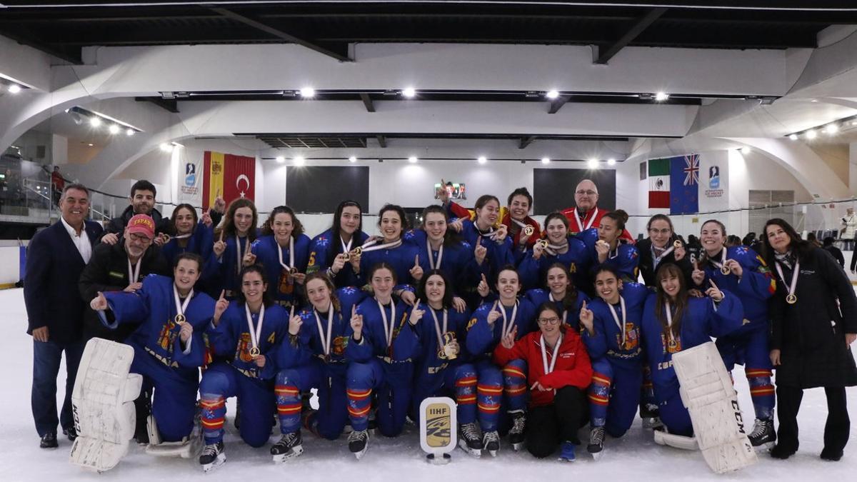 Equipo Sub-18 femenino de hockey hielo con las medallas de oro y el trofeo conquistado en México este domingo