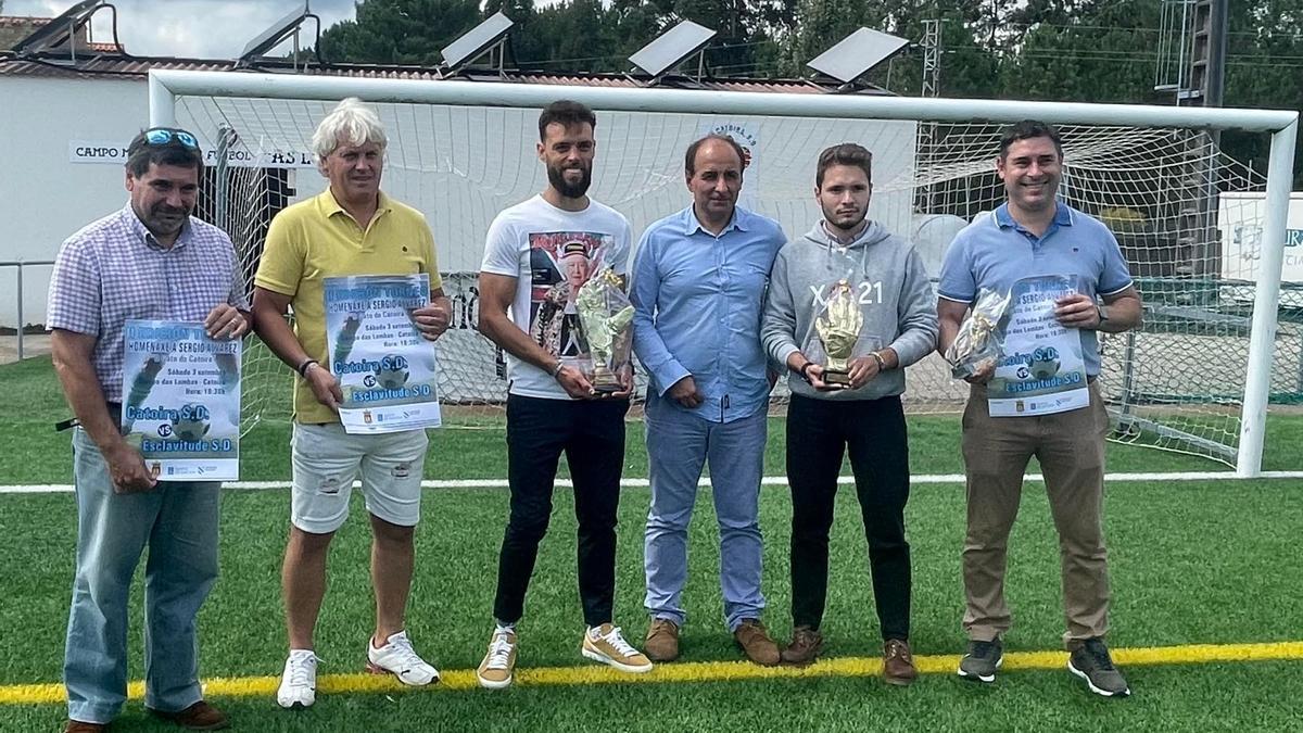 Los organizadores y el homenajeado, en la presentación de los trofeos.