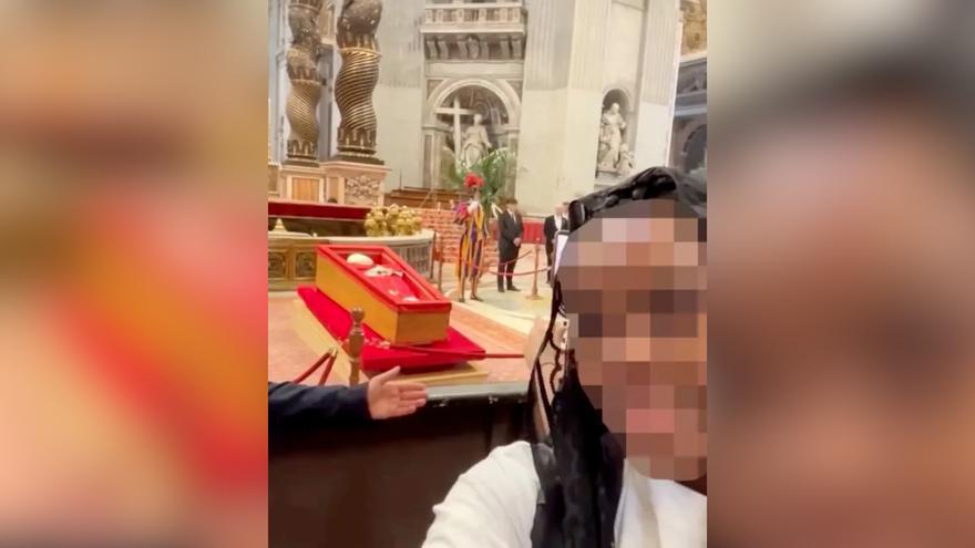 Indignación en el Vaticano por los &#039;selfies&#039; ante el féretro del Papa Francisco