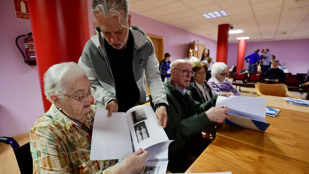 El Oviedo, aliado para trabajar la memoria a través del fútbol: así son los talleres de reminiscencia que se han organizado en una residencia de Colloto