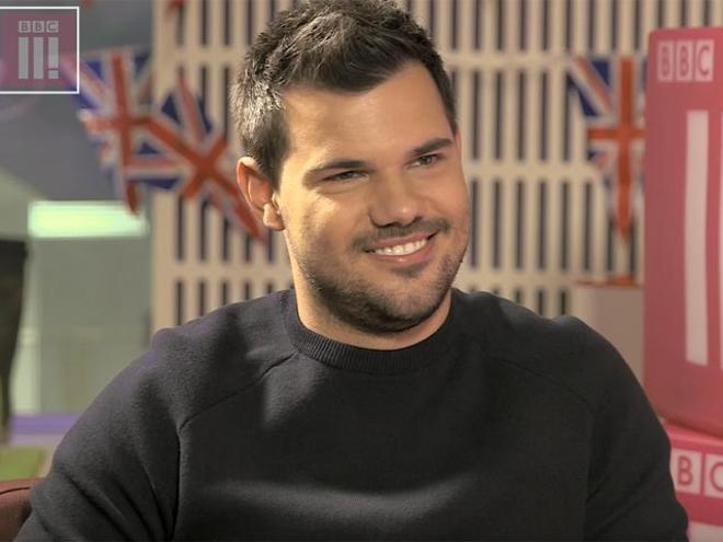 Taylor Lautner durante una entrevista para la BBC