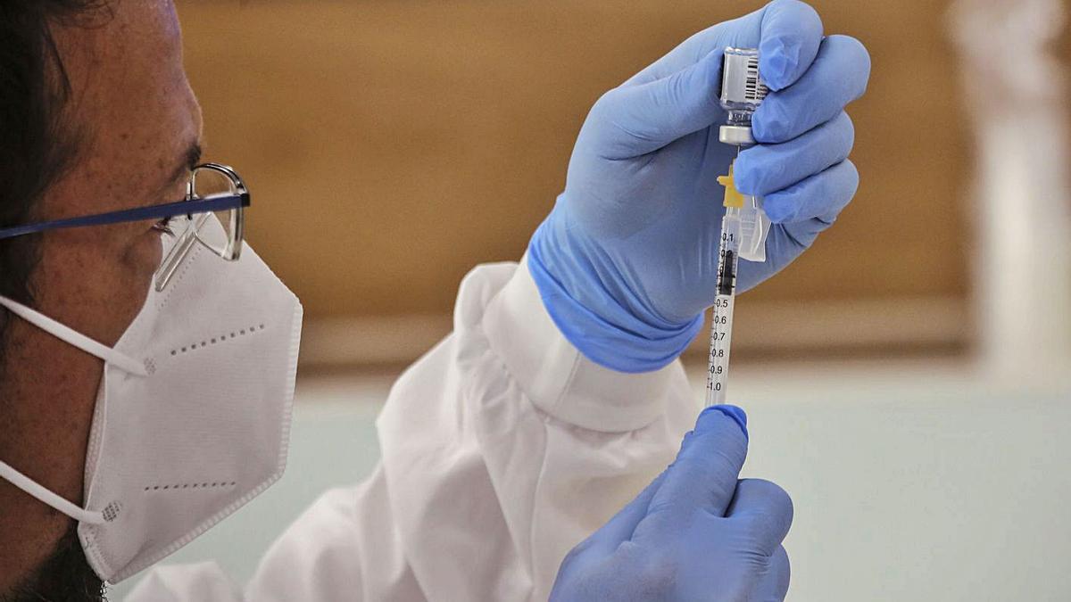 Extracción de una dosis de la vacuna frente al covid. | PILAR CORTÉS