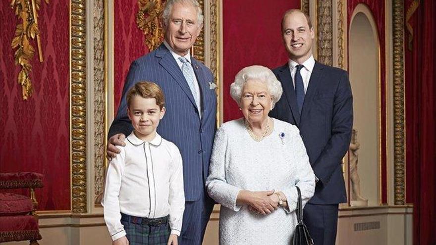 La reina Isabel II posa con sus tres herederos