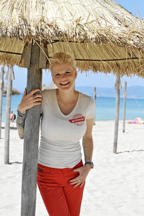 Schlagersängerin Melanie Müller eröffnete am 14.04. an der Playa de Palma  ein Grillwurst-Stand.