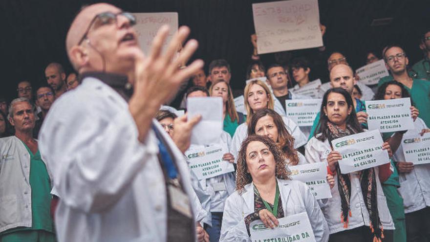 Concentración de sanitarios en la puerta de la Residencia de la Candelaria el 3 de diciembre del año pasado.