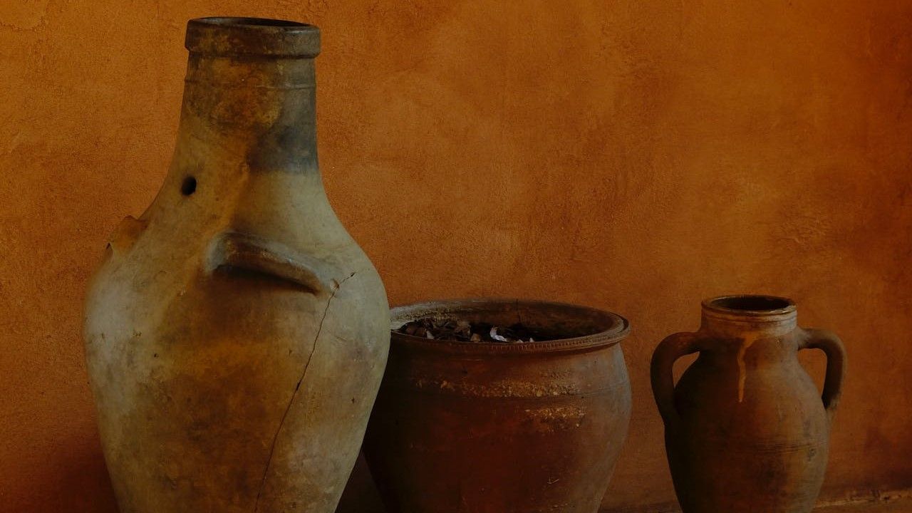 Una ánfora es un recipiente cerámico que se utilizaba para guardar el vino.