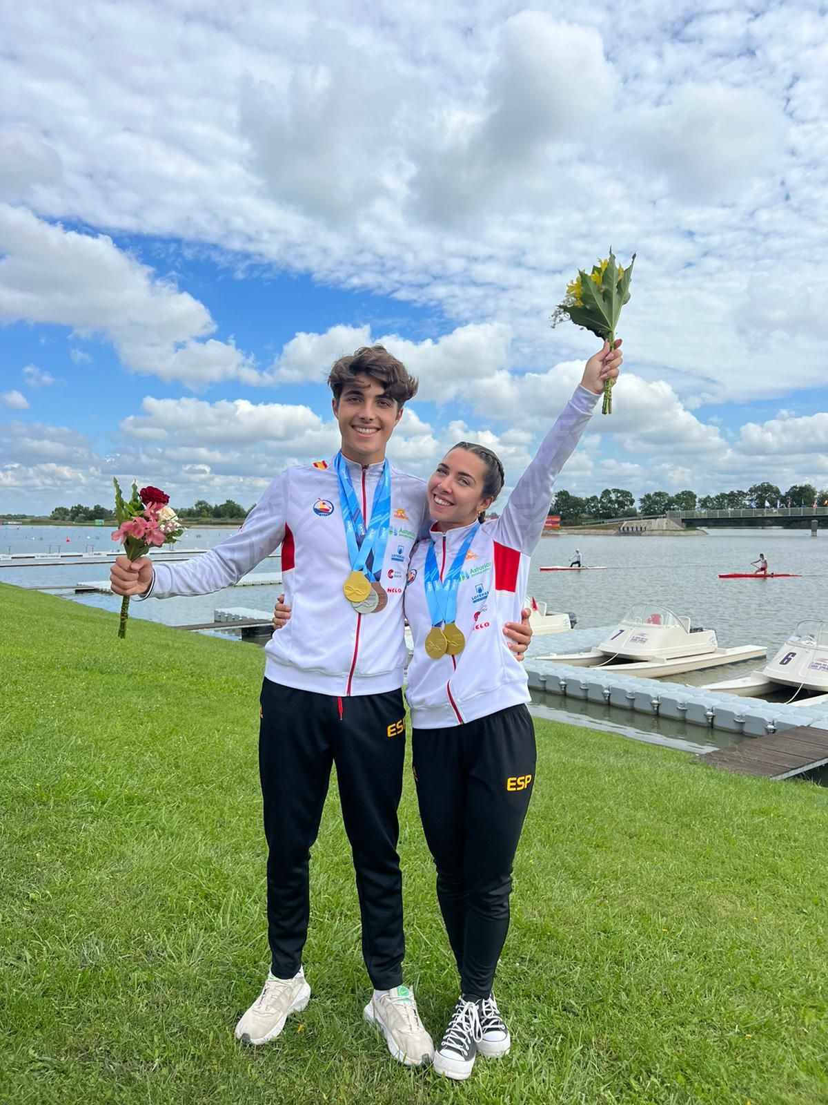Diego Domínguez y Antía Jácome tras conseguir la medalla de oro en el C-2 500 mixto sub-23 en Szeged
