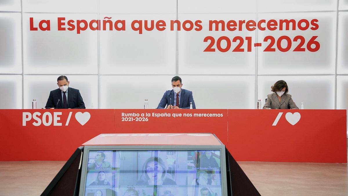 El presidente del Gobierno y secretario general del PSOE, Pedro Sánchez, junto a José Luis Ábalos y Carmen Calvo, en la reunión de la ejecutiva federal del partido del pasado 8 de febrero de 2021.