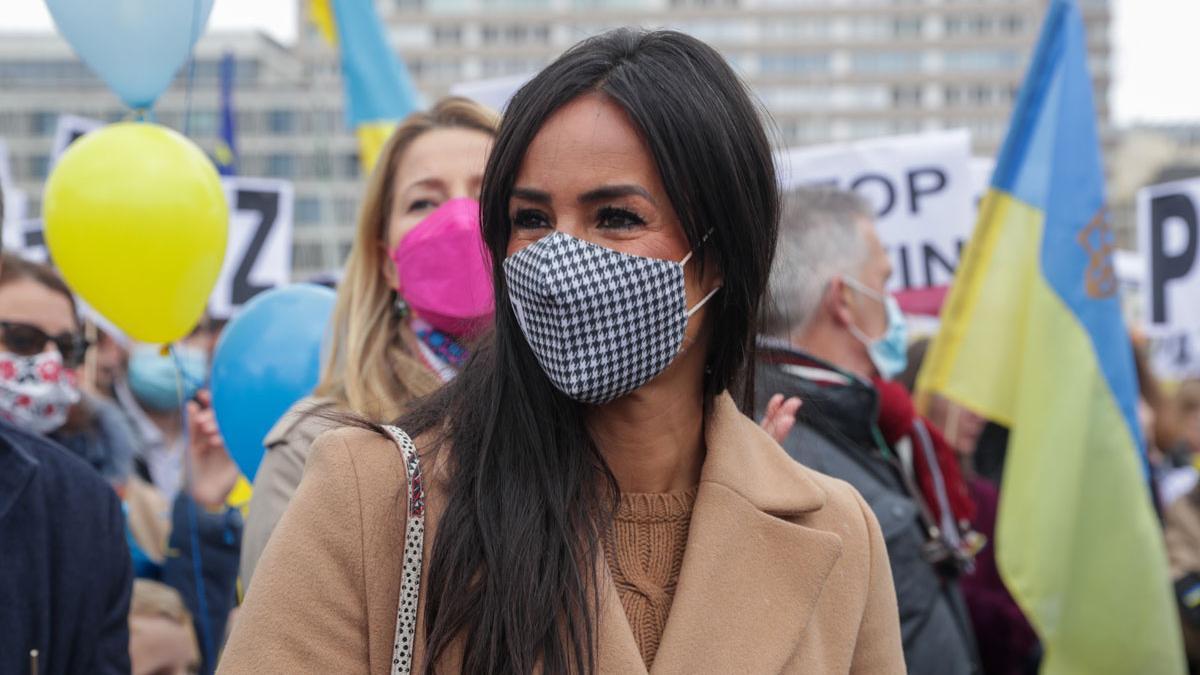 Begoña Villacís durante una manifestación en apoyo a Ucrania tras el ataque de Rusia