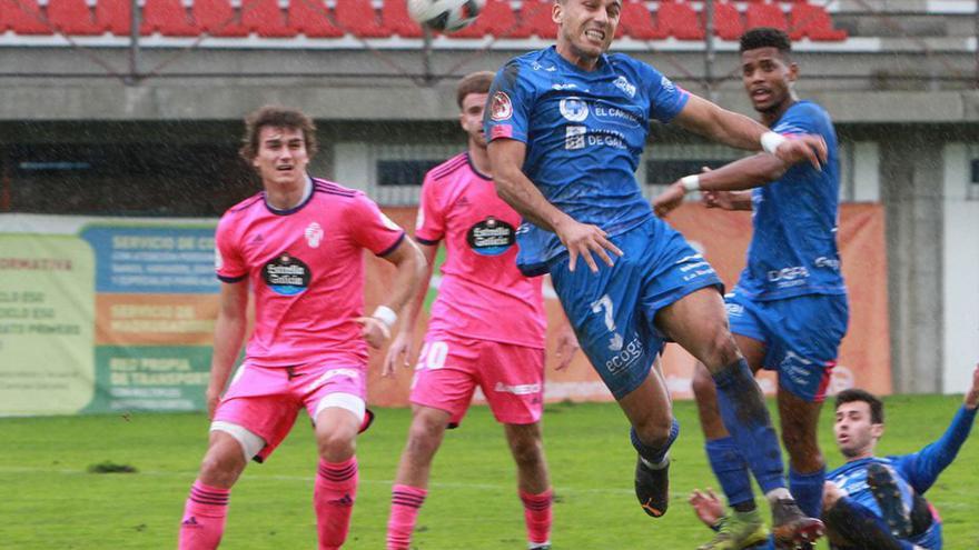 Amín salta a un esférico en el choque ante Valladolid ‘B’. |  // IÑAKI OSORIO