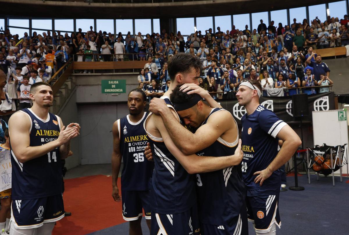 EN IMÁGENES: Así despidió la afición a un heroico Alimerka Oviedo Baloncesto tras caer con Estudiantes en la pelea por la ACB