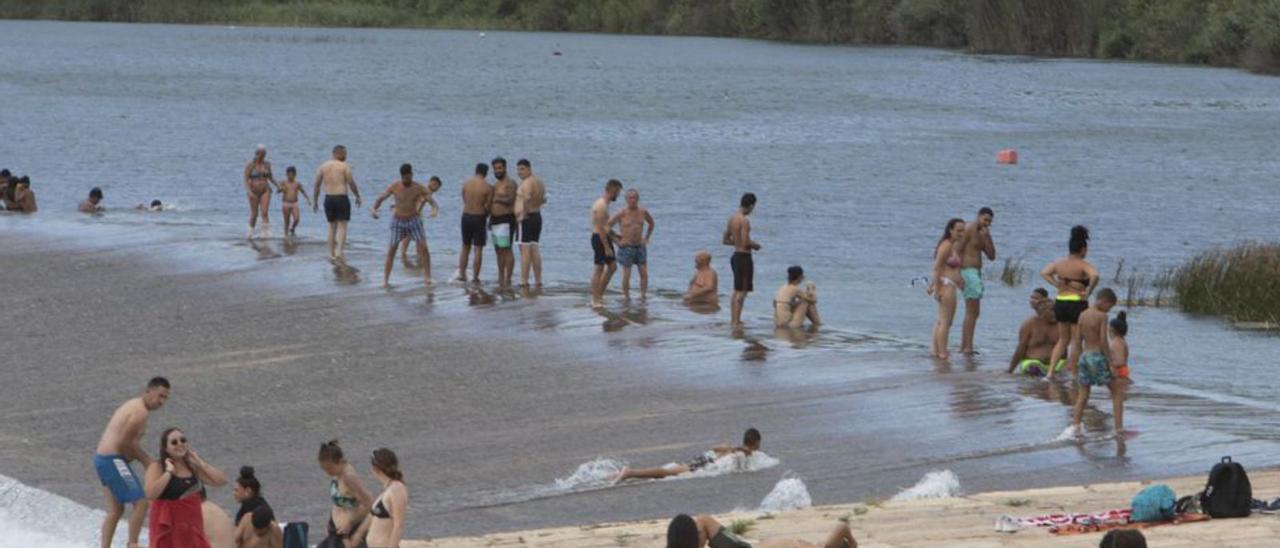 Bañistas en l’Assut de Antella en una imagen de archivo. | PERALES IBORRA