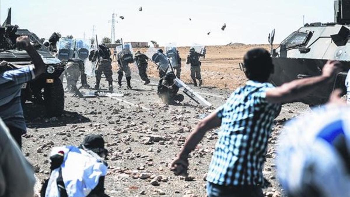 Disturbios fronterizos 8 Unos kurdos se enfrentan a pedradas con los soldados turcos cerca de la frontera con Siria, el pasado domingo.