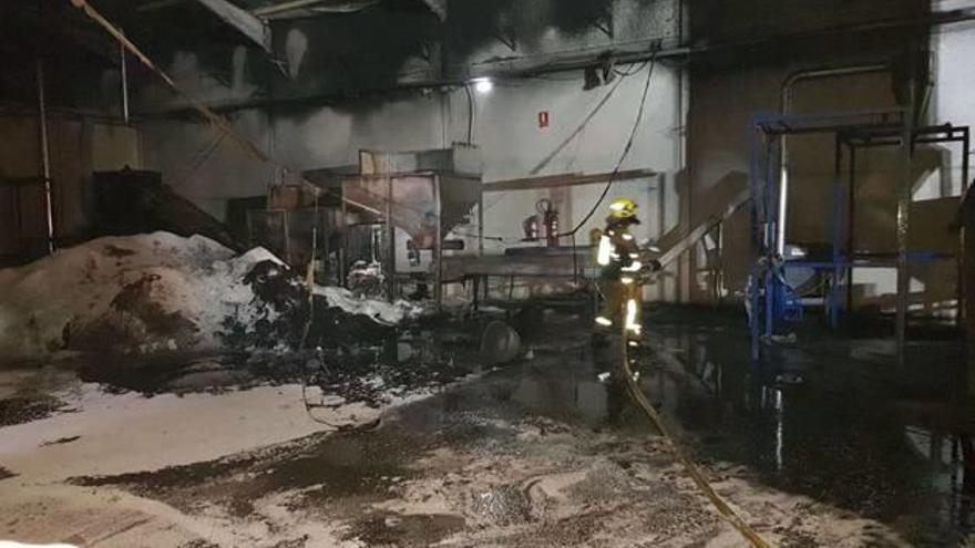 Efectivos de bomberos en el interior de la fábrica de caucho de Crevillent.