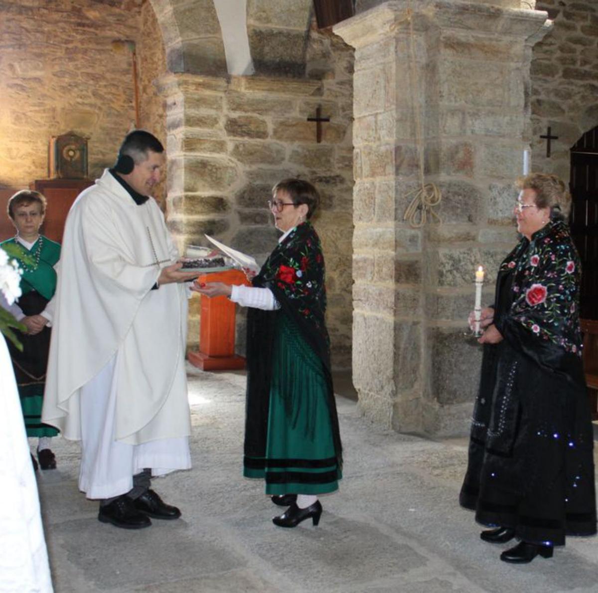 Codesal procesiona con la Virgen de las Candelas después de tres años de espera