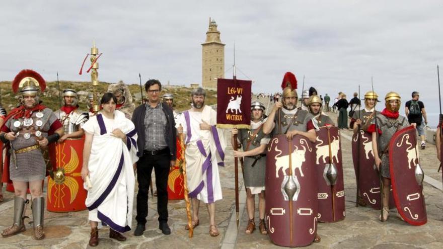 El concejal Alberto Lema, con legionarios romanos que participan en el programa &#039;Ave Crunia&#039;