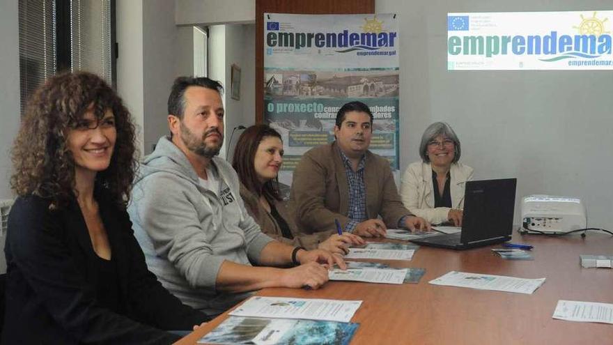 La presentación del &quot;Emprendemar&quot; tuvo lugar ayer en la sede de la cofradía de pescadores. // Iñaki Abella