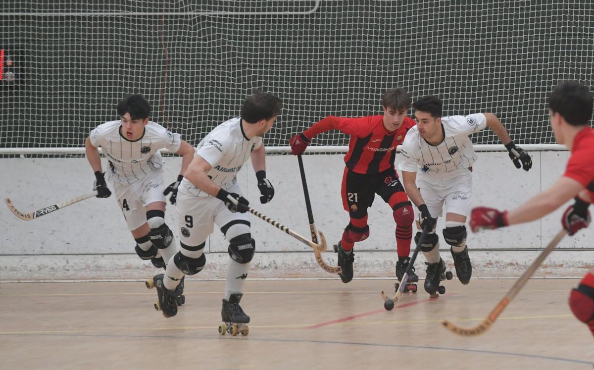 Los jugadores de Dominicos, en una acción contra el Reus B