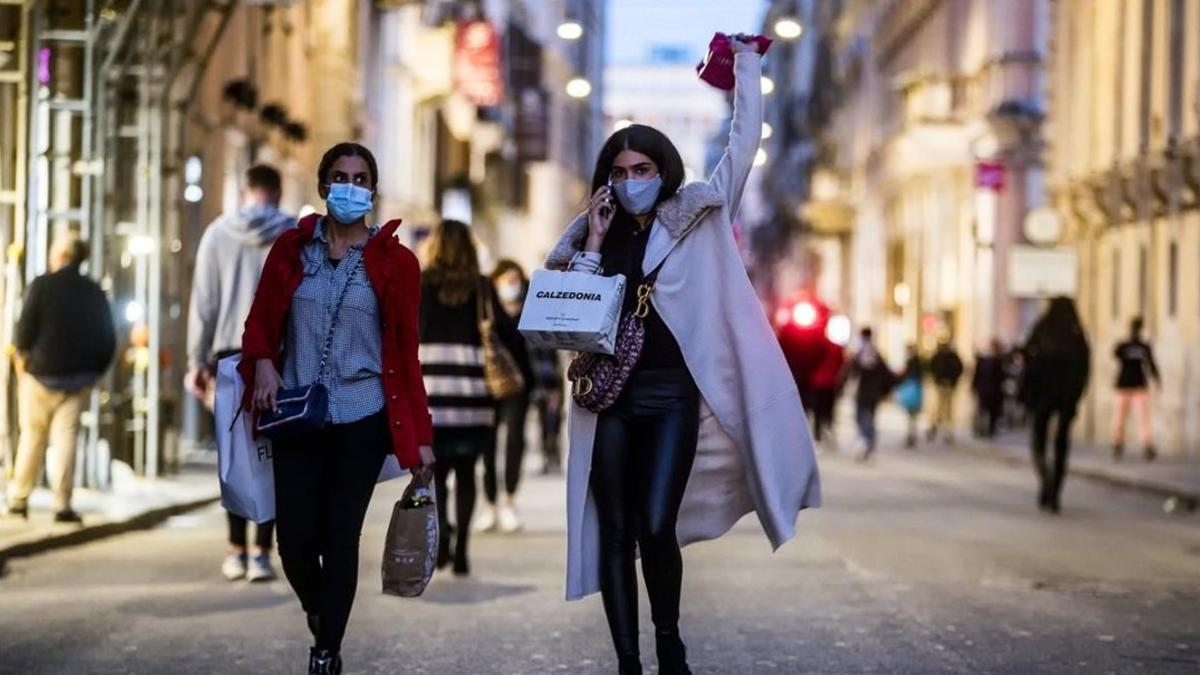 Gente caminando por la vía del Corso en Roma.