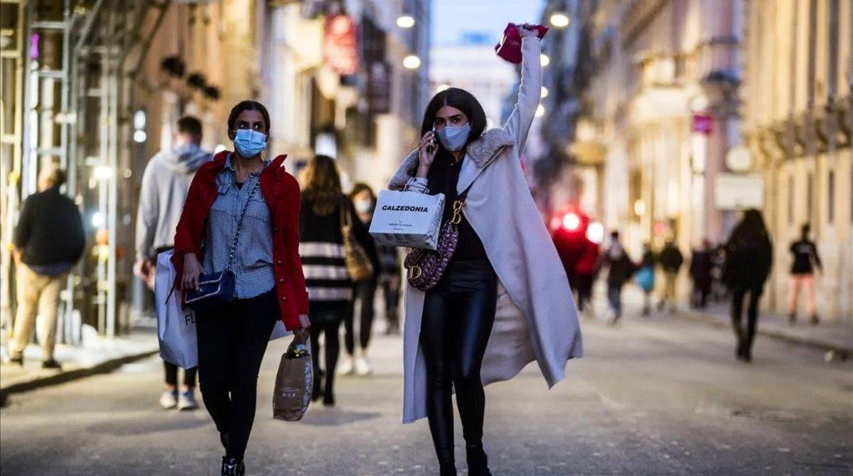 undefined55862350 rome  italy   13 11 2020   people stroll in via del corso du201113195355