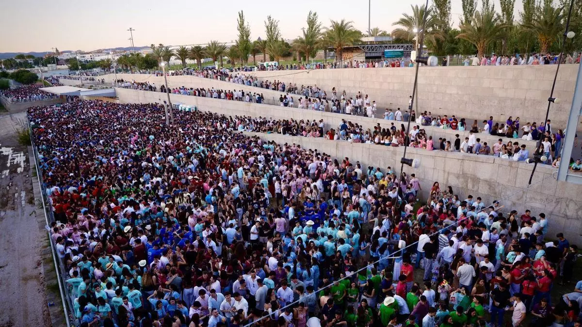 El botellón del miércoles de Feria en Córdoba vuelve a tomar el Balcón del Guadalquivir