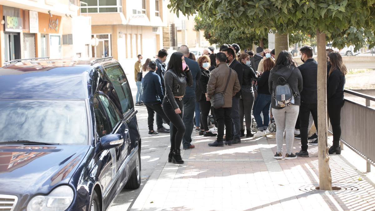 Familiares y amigos se congregan a las puertas del tanatorio a la llegada del cuerpo de Claudia Abigail