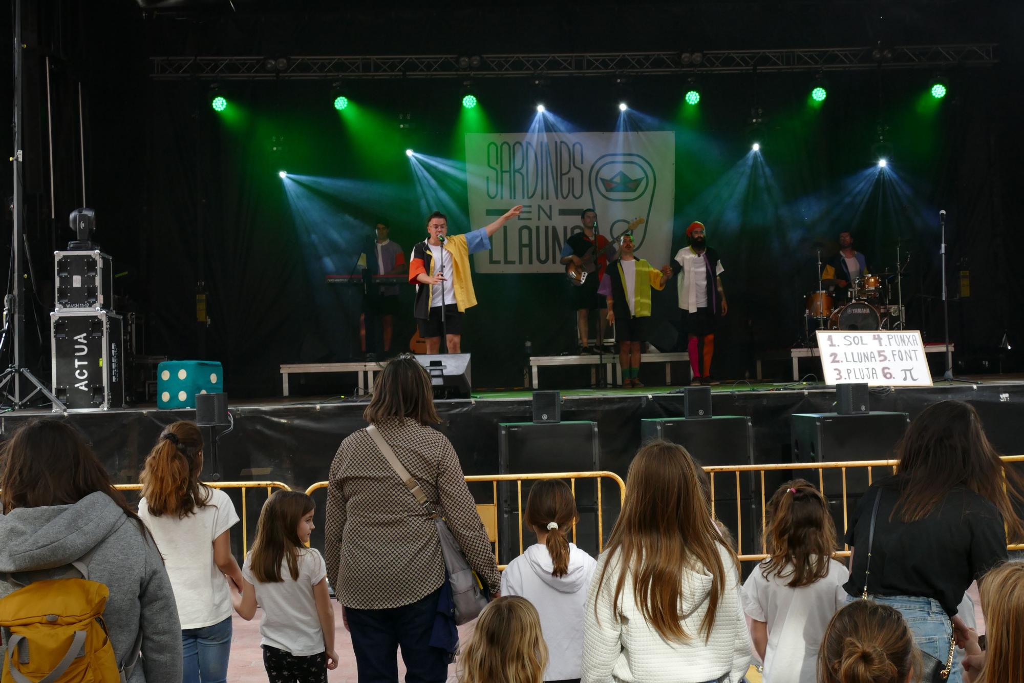 El grup Sardines en Llauna anima la mainada a Figueres