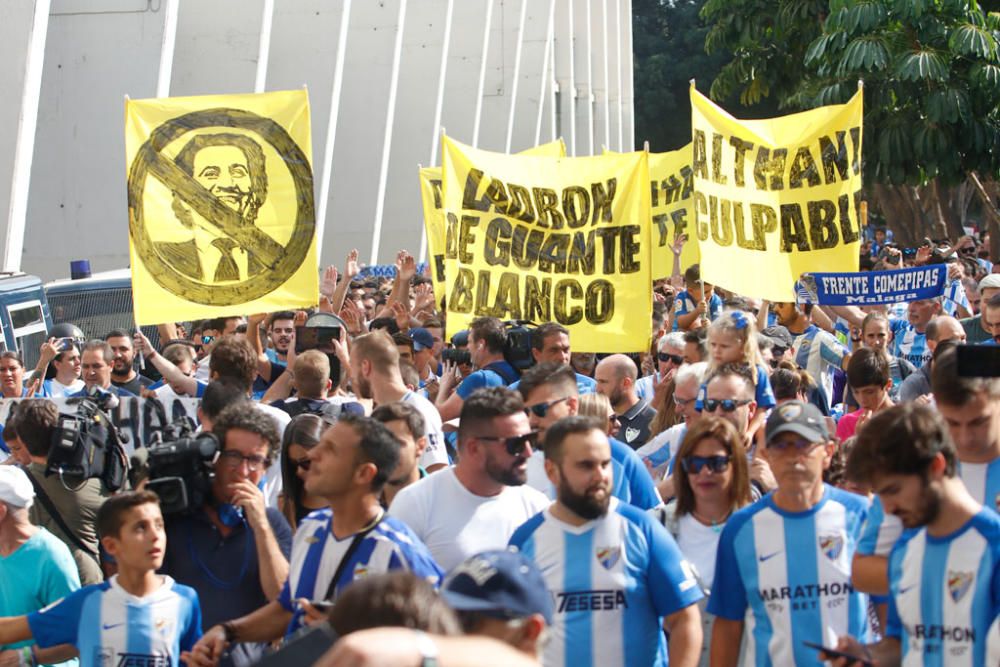 La protesta, convocada para los instantes previos al Málaga - Almería, ha sido más multitudinaria que otras anteriores y ha tenido un cántico más recurrente que otros: ¡Al Thani, vete ya!