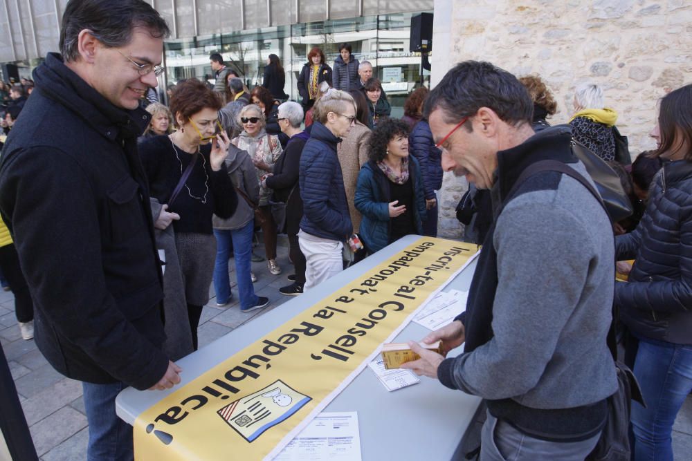 Els treballadors de la Generalitat de Girona fan un minut de silenci per protestar contra la repressió de la JEC