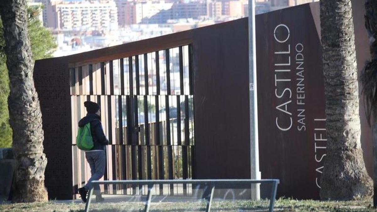 La pasarela del castillo lleva semanas terminada, pero aún no se ha abierto al público