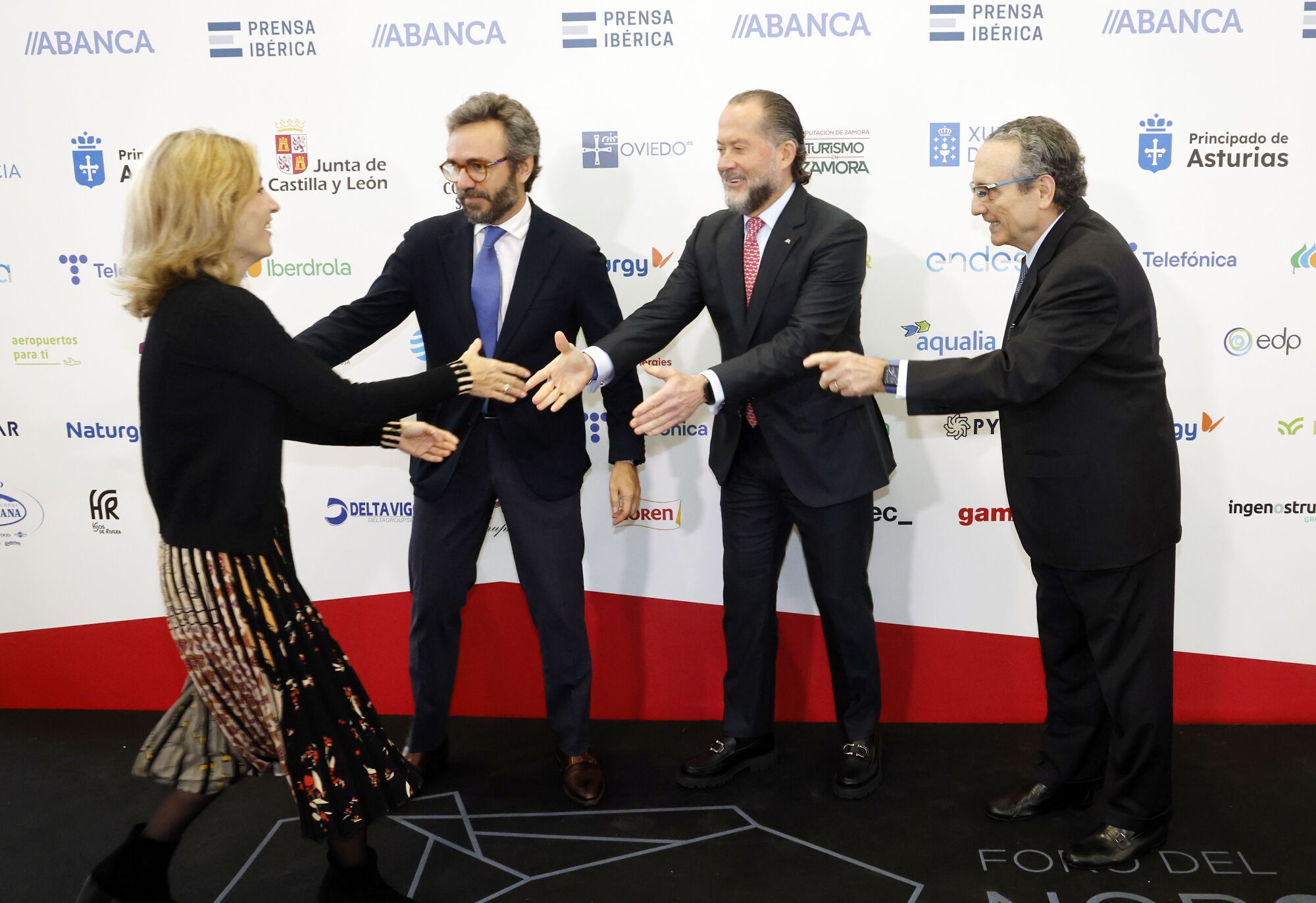 Aitor Moll, Juan Carlos Escotet y Javier Moll saludan a Ainhoa Moll.