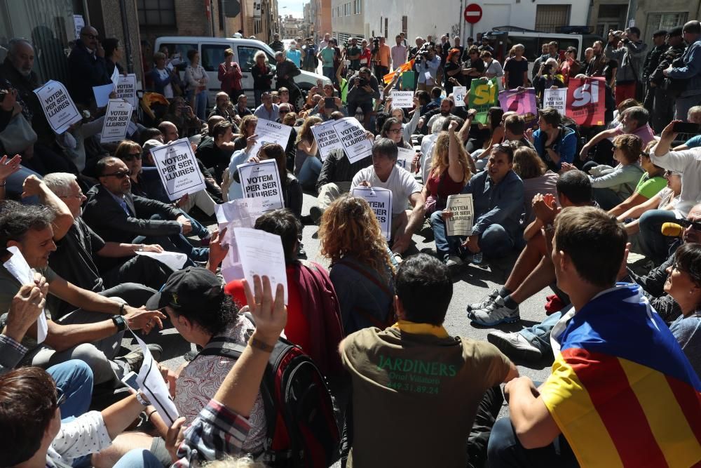 Resistència pacífica davant d'Unipost a Terrassa