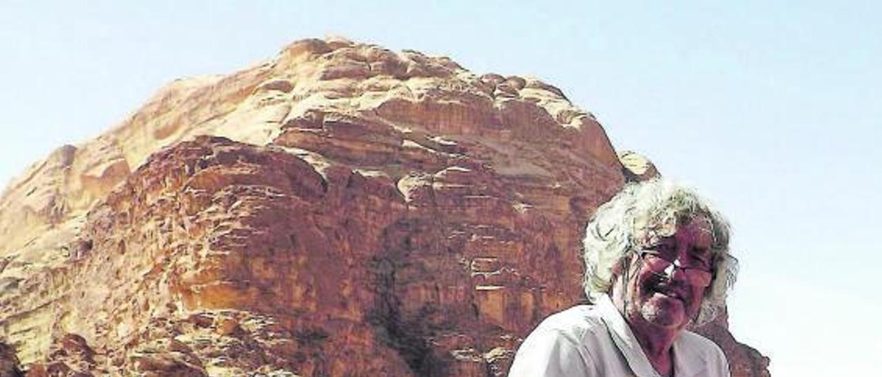 Gérard Collin, extécnico de la Unesco, en una visita al Wadi Rum, Jordania. | Cedida