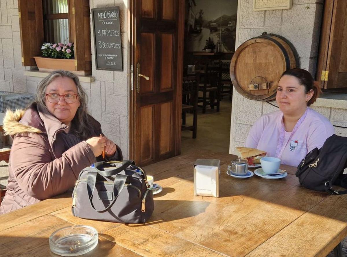 A la izquierda, Mónica Lombardero y Miriam González, en una terraza hostelera de Soto de Ribera; a la derecha, Fermín Morán, pasando junto a la glorieta donde tuvo lugar la detención del autor del crimen. | L. B.