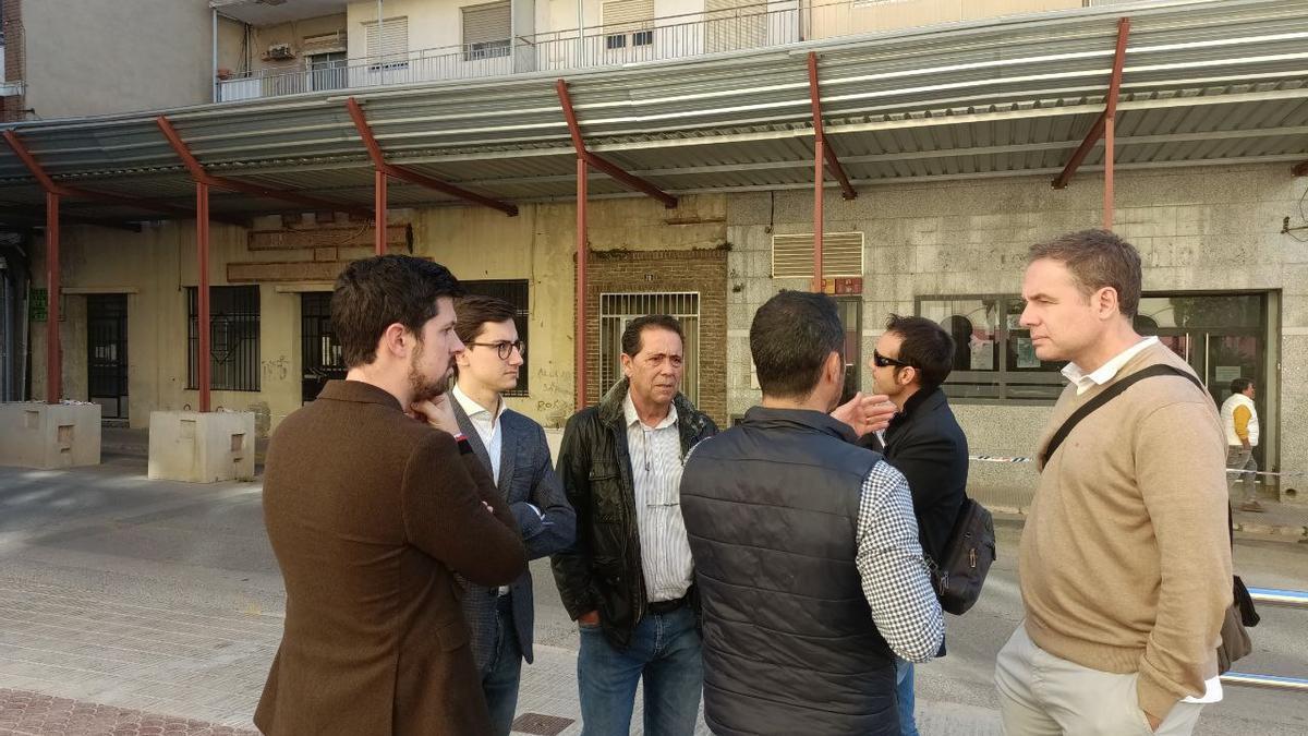 El alcalde Martí ha visitado la zona donde se sitúa el edificio a demoler